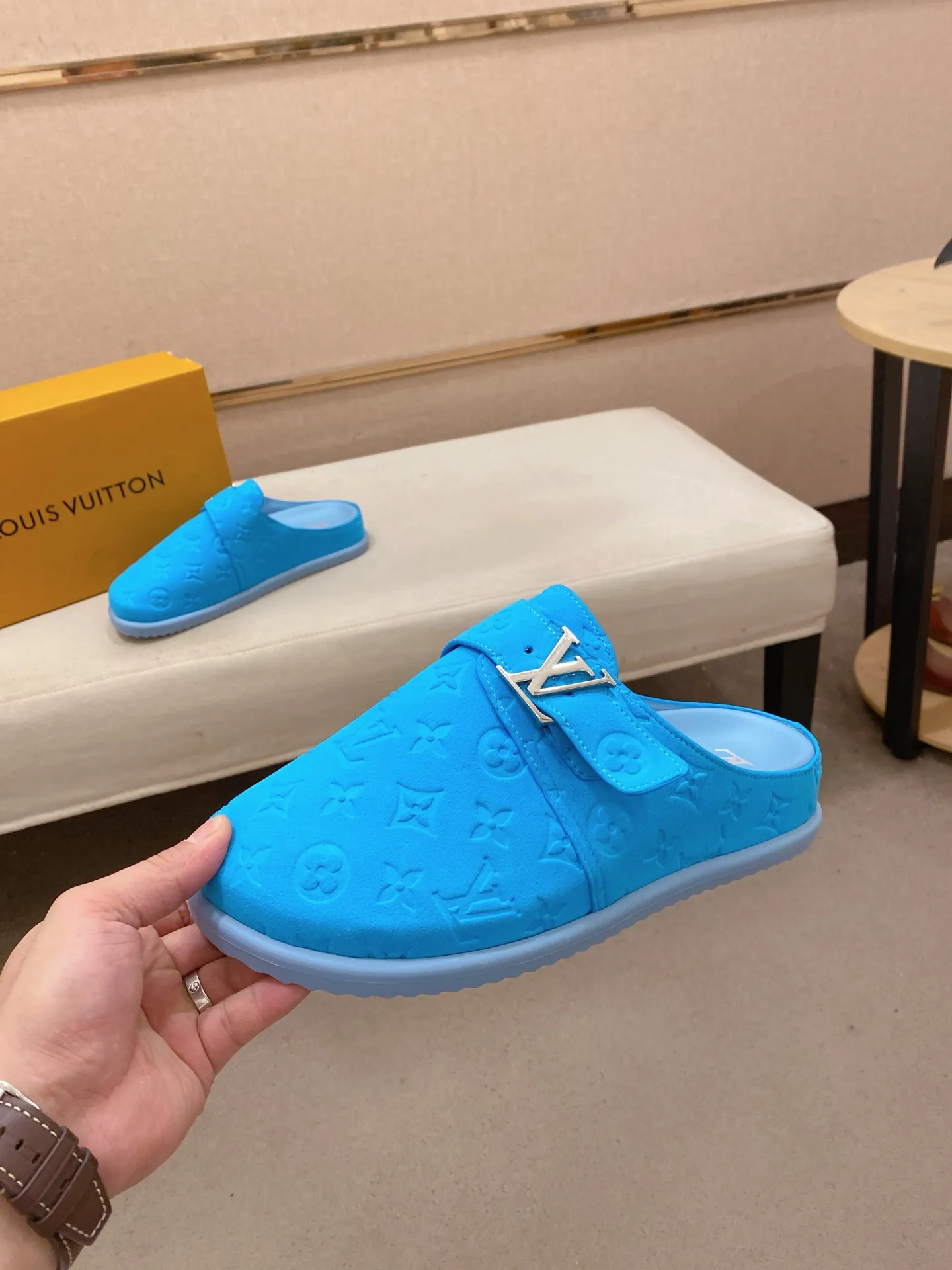Men's shoes 💰: 360💰LV made 🔍Top purchasing agents, men's spring and summer slippers are available at the same counter. The uppers are made of Italian imported denim with logo graphics and high-quality craftsmanship. The soles are original soles specially provided by the original factory. The exclusive movable molded soles are super comfortable. Original factory follow-up products. 🔍🔍High quality. You can enter and exit the counter at will. Welcome to compare. The code number is 38-44.